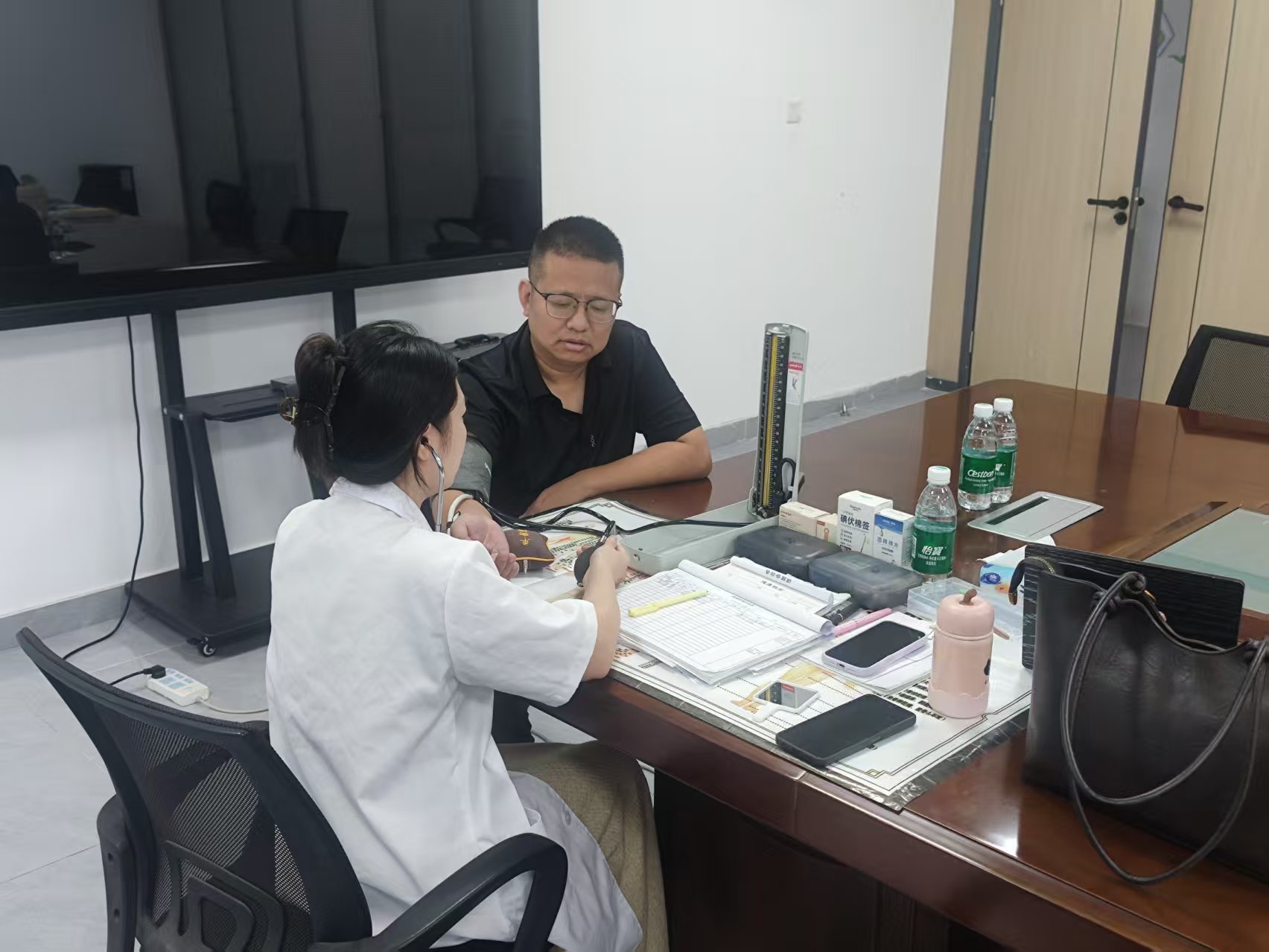 跨越电子——暖心义诊关怀职工健康